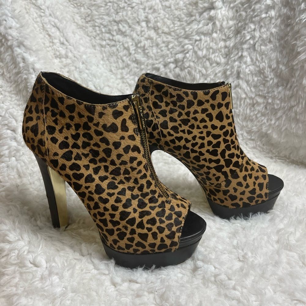 Betsey Johnson calf hair leopard print ankle platform heels peep toe size 8